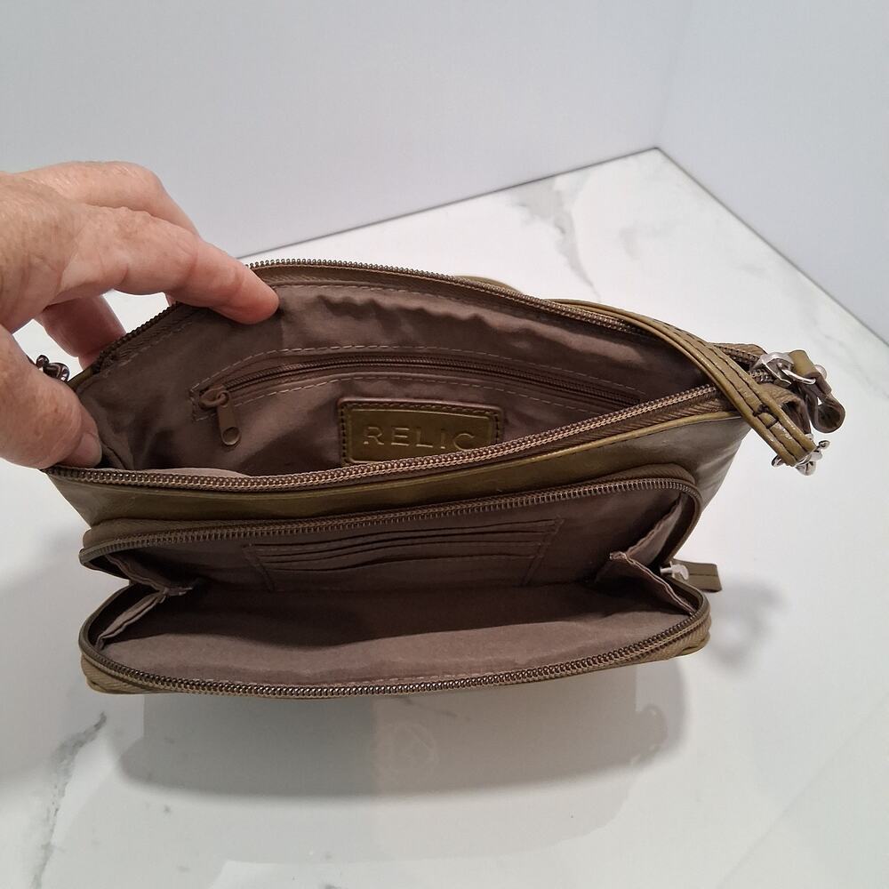 Relic Leather Cross Body 4 Pockets, Card Holder Slot Army Green Vacation Women - Picture 5 of 9